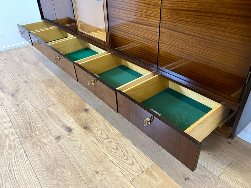 Besonders schöner dunkler Hochglanz Mid-Century Wohnzimmerschrank mit Vitrine und Schubladen I Schrankwand Highboard Sideboard Buffet Anrichte Wohnwand Vintage 50er 60er I