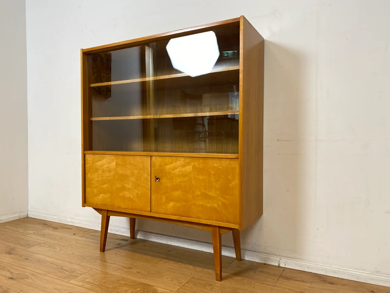 Stilvolle helle Mid-Century Vitrine aus 1964 mit zeittypischen konischen Füßen I Highboard Glasvitrine Bücherschrank Büchervitrine Sideboard Schrank Vintage Retro 60er I