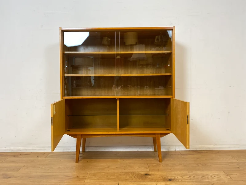 Stilvolle helle Mid-Century Vitrine aus 1964 mit zeittypischen konischen Füßen I Highboard Glasvitrine Bücherschrank Büchervitrine Sideboard Schrank Vintage Retro 60er I