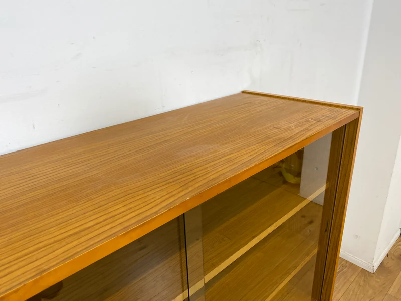 Stilvolle helle Mid-Century Vitrine aus 1964 mit zeittypischen konischen Füßen I Highboard Glasvitrine Bücherschrank Büchervitrine Sideboard Schrank Vintage Retro 60er I