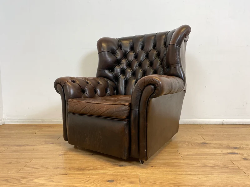 WMK I Charaktervoller orig. Englischer Chesterfield Wing Chair mit handgeknöpftem gestepptem Echt Leder Bezug und perfekter Patina