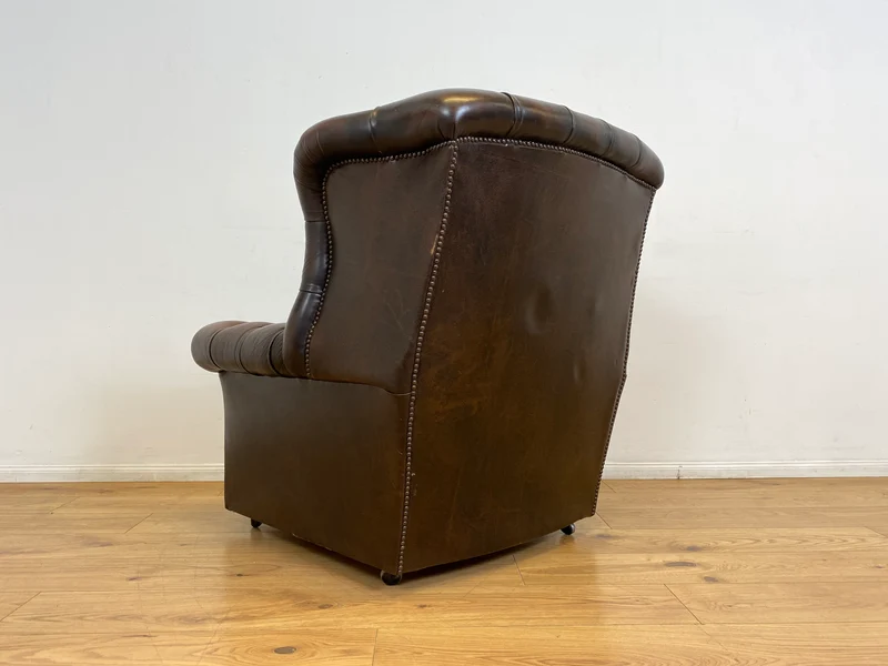 WMK I Charaktervoller orig. Englischer Chesterfield Wing Chair mit handgeknöpftem gestepptem Echt Leder Bezug und perfekter Patina