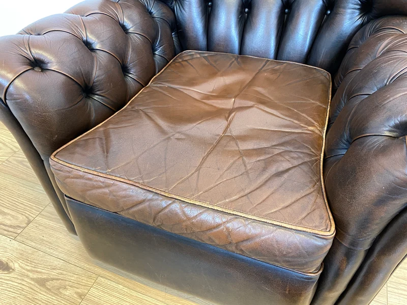 WMK I Charaktervoller orig. Englischer Chesterfield Wing Chair mit handgeknöpftem gestepptem Echt Leder Bezug und perfekter Patina