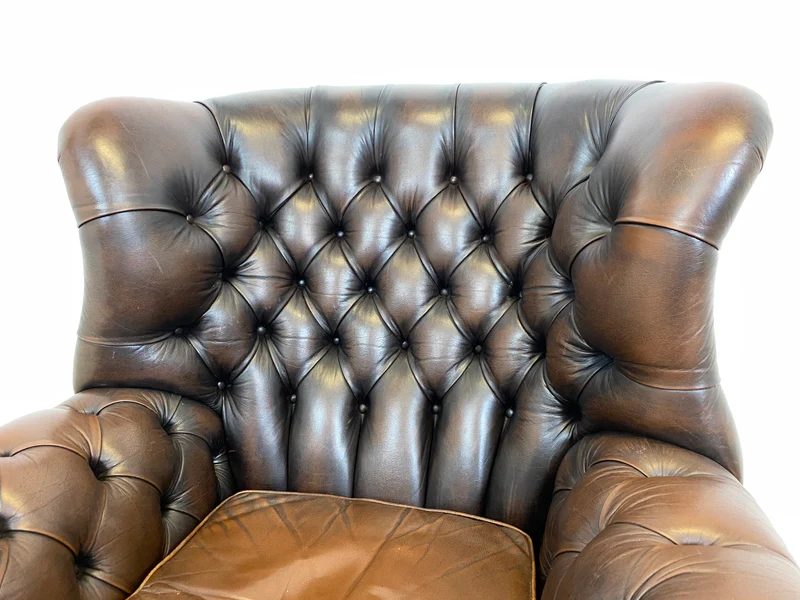 WMK I Charaktervoller orig. Englischer Chesterfield Wing Chair mit handgeknöpftem gestepptem Echt Leder Bezug und perfekter Patina