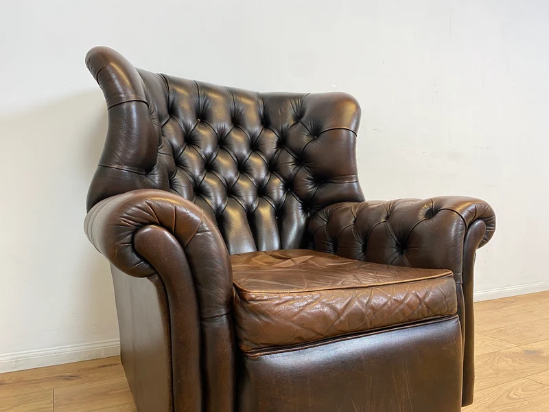 WMK I Charaktervoller orig. Englischer Chesterfield Wing Chair mit handgeknöpftem gestepptem Echt Leder Bezug und perfekter Patina