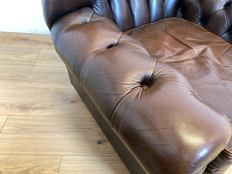 WMK I Charaktervoller orig. Englischer Chesterfield Wing Chair mit handgeknöpftem gestepptem Echt Leder Bezug und perfekter Patina
