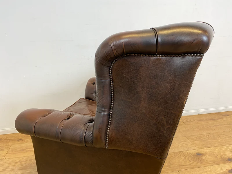 WMK I Charaktervoller orig. Englischer Chesterfield Wing Chair mit handgeknöpftem gestepptem Echt Leder Bezug und perfekter Patina