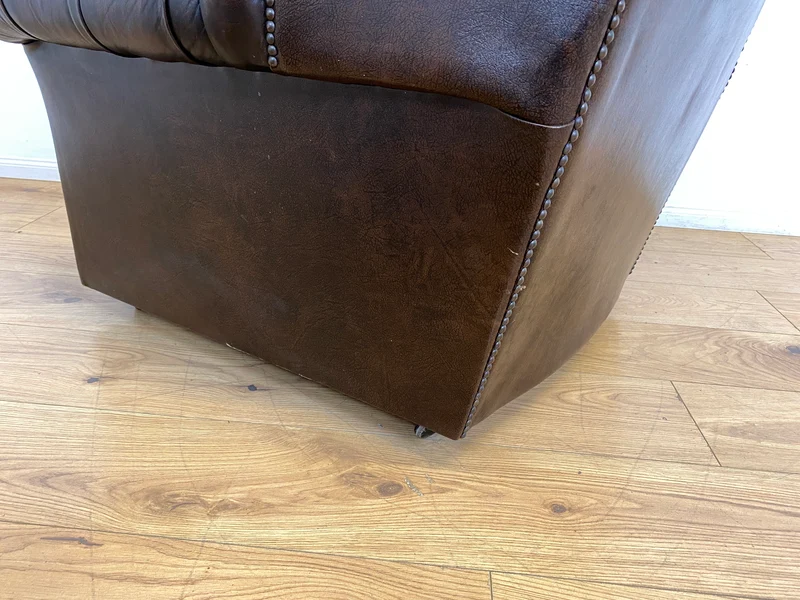 WMK I Charaktervoller orig. Englischer Chesterfield Wing Chair mit handgeknöpftem gestepptem Echt Leder Bezug und perfekter Patina
