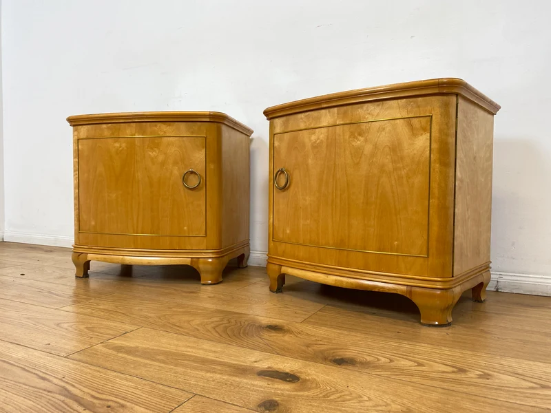 WMK I 1/2 Formschöner heller und großer Mid-Century Nachttisch aus vollem Holz mit Schubladen & abnehmbarer Glasauflage