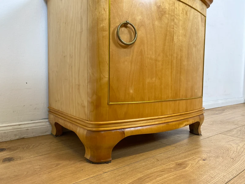 WMK I 1/2 Formschöner heller und großer Mid-Century Nachttisch aus vollem Holz mit Schubladen & abnehmbarer Glasauflage