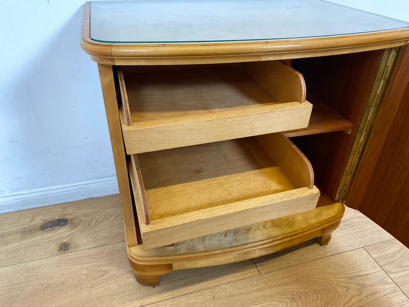 WMK I 1/2 Formschöner heller und großer Mid-Century Nachttisch aus vollem Holz mit Schubladen & abnehmbarer Glasauflage