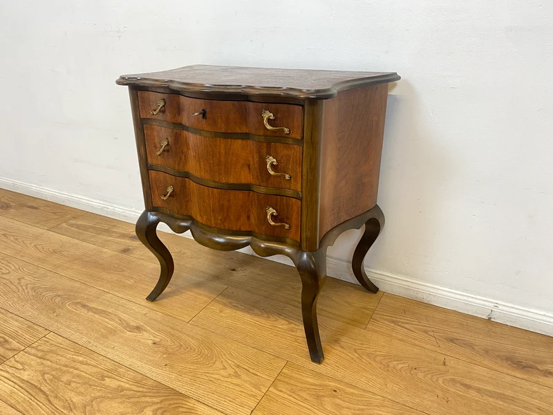 WMK I Feine kleine dänische 1960er Stilmöbel Kommode , Vollholz in Nussbaum mit Schubladen und Messinggriffen