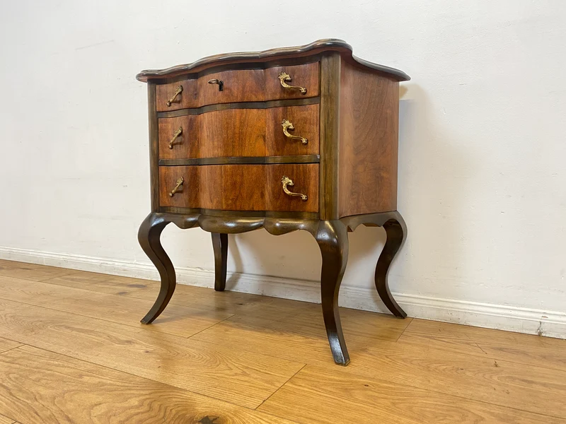 WMK I Feine kleine dänische 1960er Stilmöbel Kommode , Vollholz in Nussbaum mit Schubladen und Messinggriffen