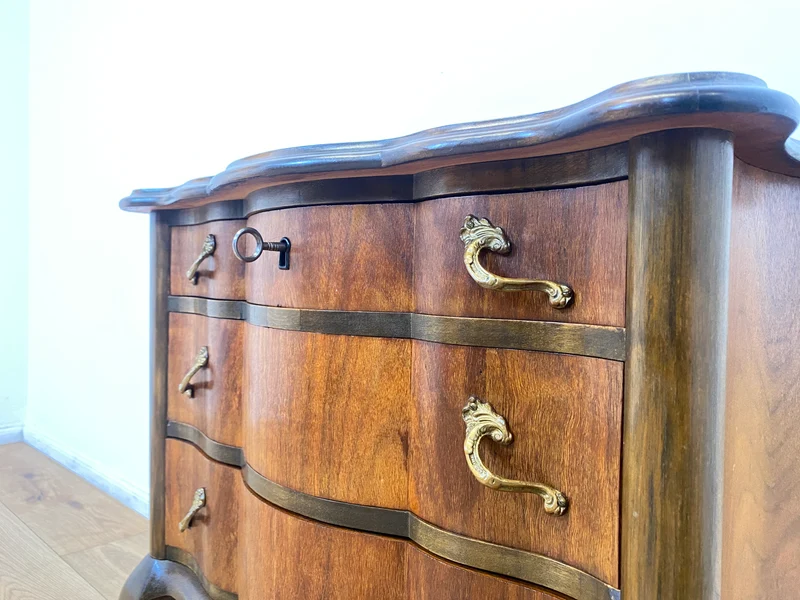 WMK I Feine kleine dänische 1960er Stilmöbel Kommode , Vollholz in Nussbaum mit Schubladen und Messinggriffen