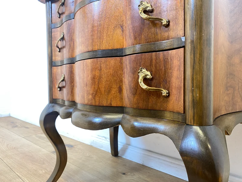 WMK I Feine kleine dänische 1960er Stilmöbel Kommode , Vollholz in Nussbaum mit Schubladen und Messinggriffen