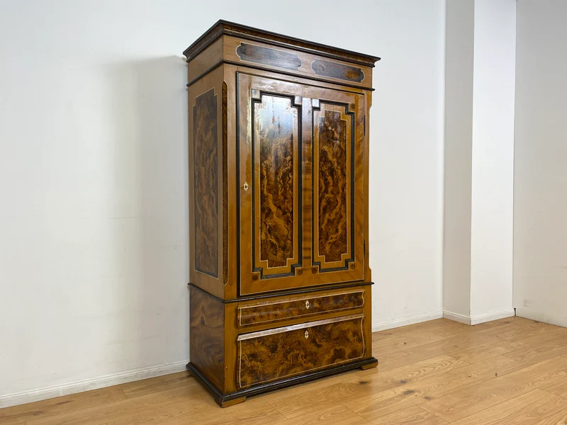 WMK I Wunderschöner Biedermeier Wäscheschrank aus vollem Holz in Nussbaum mit Schubladen, um 1850