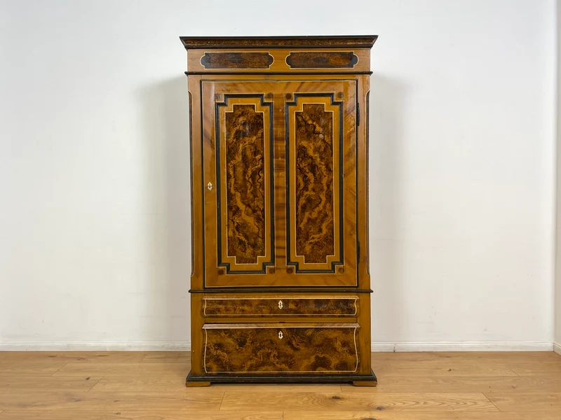 WMK I Wunderschöner Biedermeier Wäscheschrank aus vollem Holz in Nussbaum mit Schubladen, um 1850