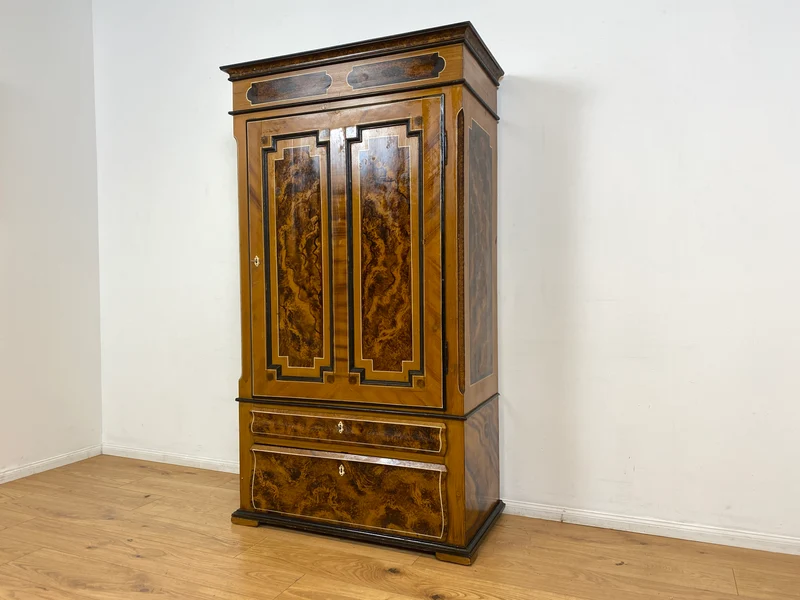 WMK I Wunderschöner Biedermeier Wäscheschrank aus vollem Holz in Nussbaum mit Schubladen, um 1850