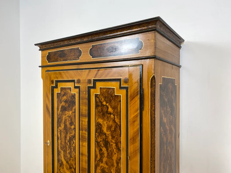 WMK I Wunderschöner Biedermeier Wäscheschrank aus vollem Holz in Nussbaum mit Schubladen, um 1850