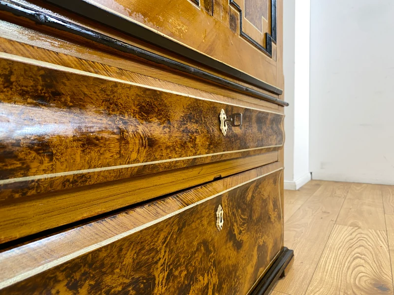 WMK I Wunderschöner Biedermeier Wäscheschrank aus vollem Holz in Nussbaum mit Schubladen, um 1850