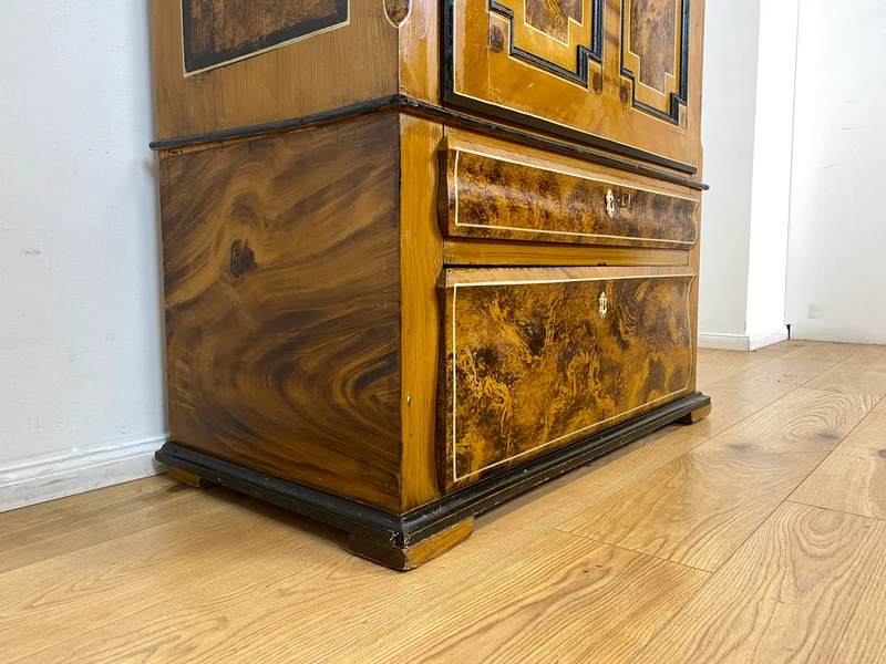 WMK I Wunderschöner Biedermeier Wäscheschrank aus vollem Holz in Nussbaum mit Schubladen, um 1850