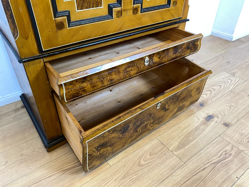 WMK I Wunderschöner Biedermeier Wäscheschrank aus vollem Holz in Nussbaum mit Schubladen, um 1850