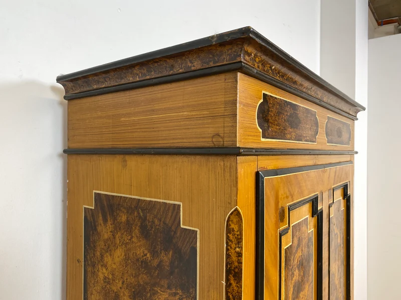 WMK I Wunderschöner Biedermeier Wäscheschrank aus vollem Holz in Nussbaum mit Schubladen, um 1850
