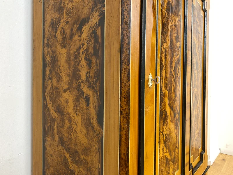 WMK I Wunderschöner Biedermeier Wäscheschrank aus vollem Holz in Nussbaum mit Schubladen, um 1850