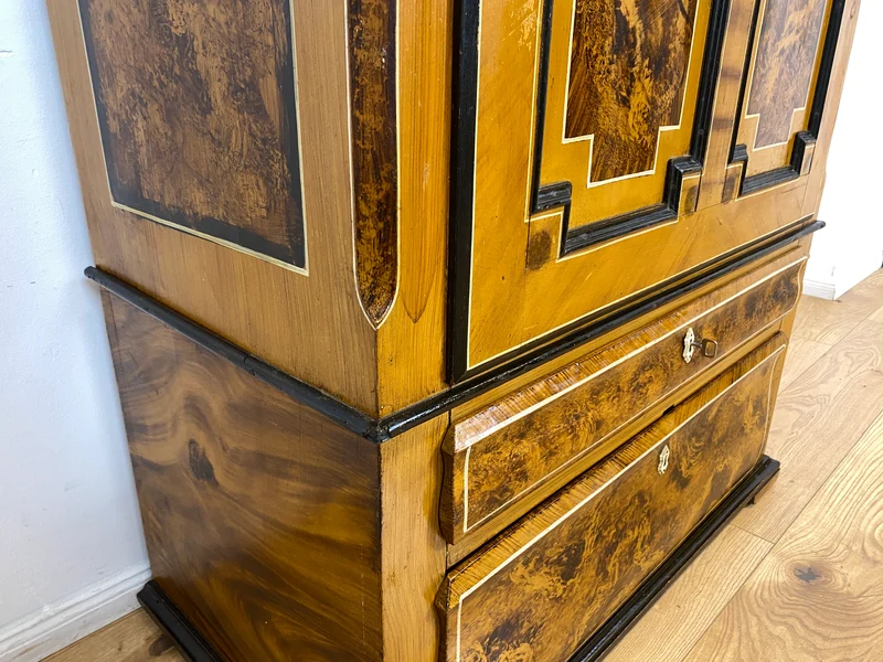 WMK I Wunderschöner Biedermeier Wäscheschrank aus vollem Holz in Nussbaum mit Schubladen, um 1850