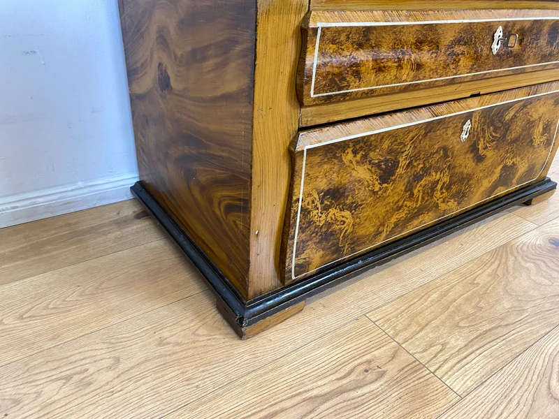 WMK I Wunderschöner Biedermeier Wäscheschrank aus vollem Holz in Nussbaum mit Schubladen, um 1850