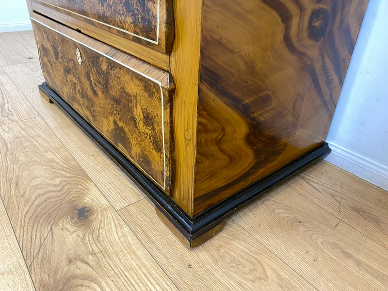 WMK I Wunderschöner Biedermeier Wäscheschrank aus vollem Holz in Nussbaum mit Schubladen, um 1850