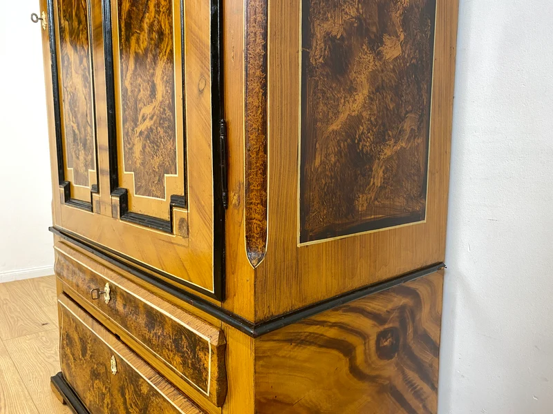 WMK I Wunderschöner Biedermeier Wäscheschrank aus vollem Holz in Nussbaum mit Schubladen, um 1850