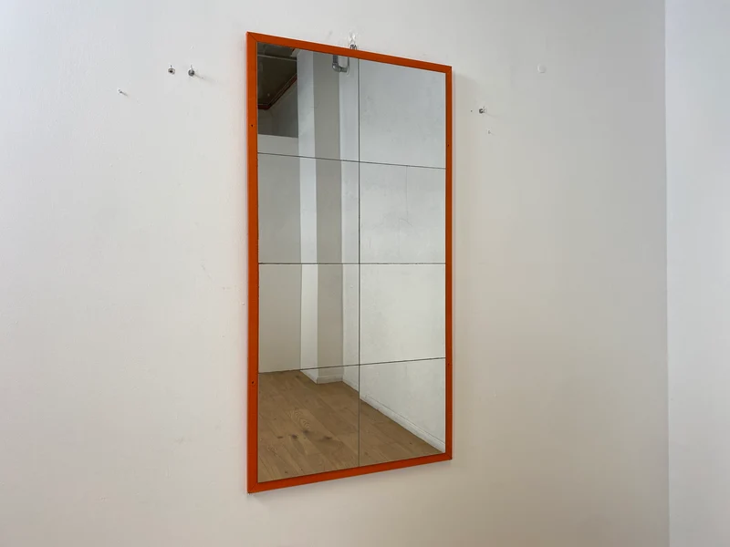 WMK I Freundlicher großer 70er Jahre Space Age Wandspiegel mit orangem Rahmen
