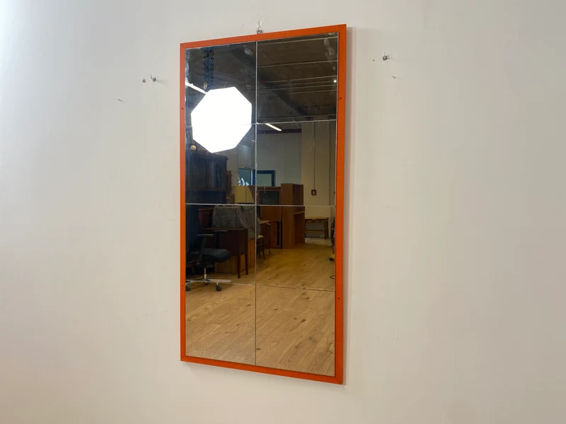 WMK I Freundlicher großer 70er Jahre Space Age Wandspiegel mit orangem Rahmen