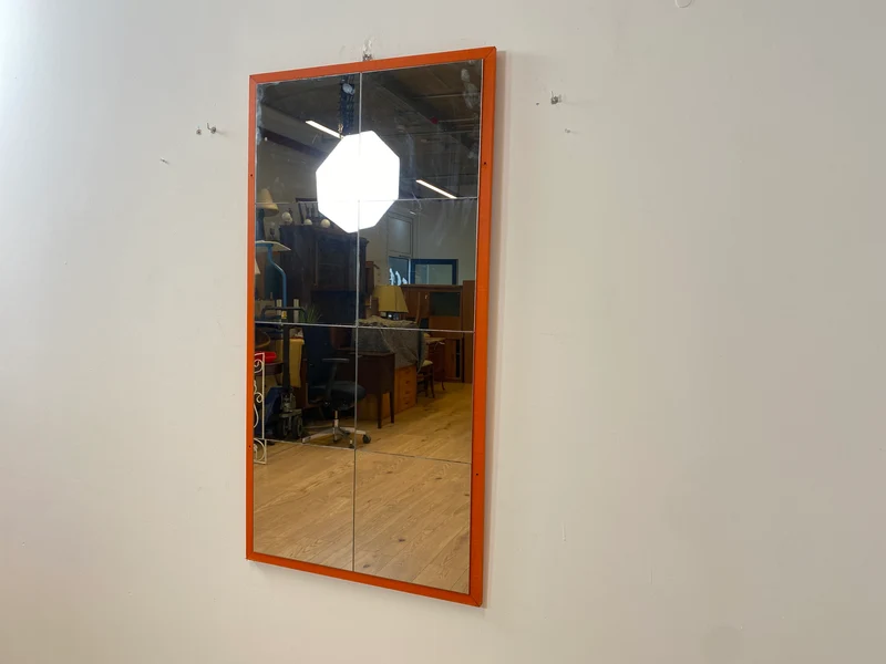 WMK I Freundlicher großer 70er Jahre Space Age Wandspiegel mit orangem Rahmen