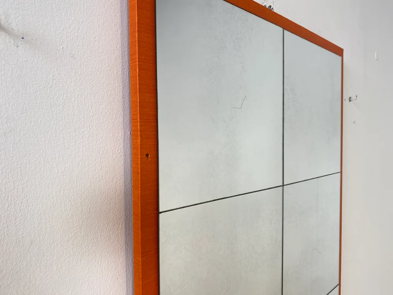 WMK I Freundlicher großer 70er Jahre Space Age Wandspiegel mit orangem Rahmen