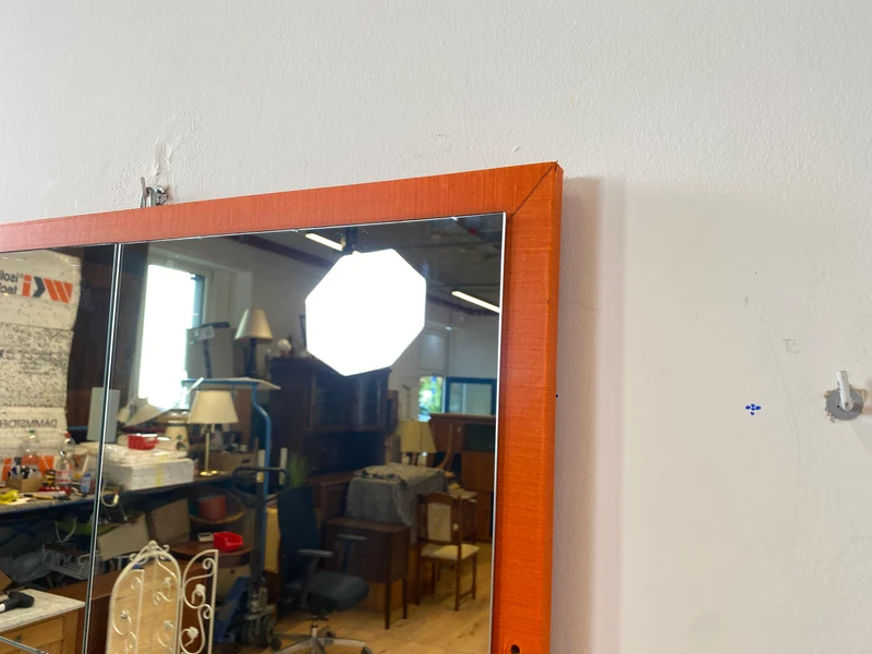 WMK I Freundlicher großer 70er Jahre Space Age Wandspiegel mit orangem Rahmen
