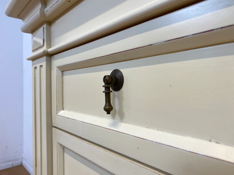 Sehr schöner weißer Vintage Schrank im antiken Stil mit Schubladen und Messinggriffen I Kommode Flurkommode Garderobe Wäschekommode Schuhkommode Schuhschrank Garderobe I
