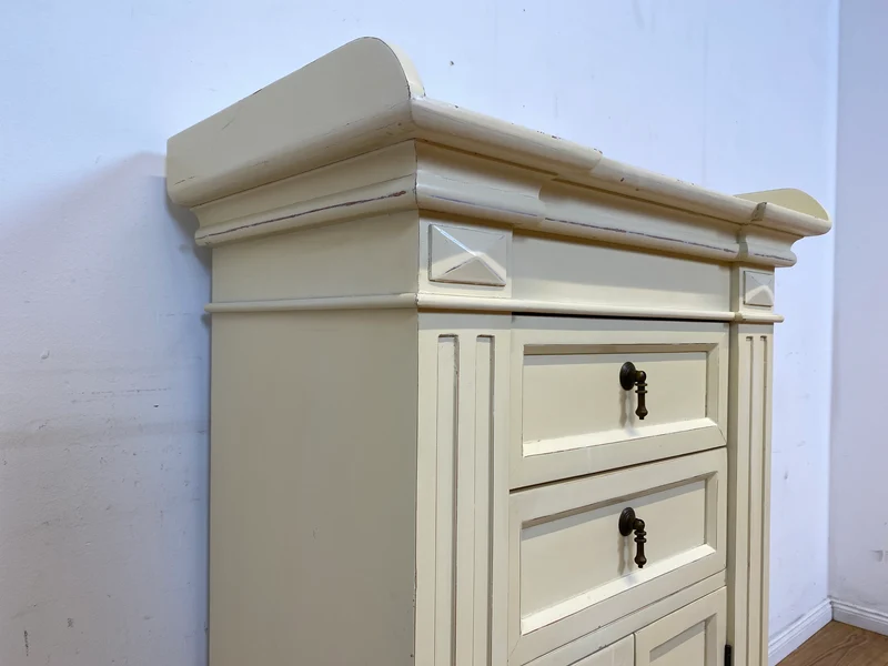Sehr schöner weißer Vintage Schrank im antiken Stil mit Schubladen und Messinggriffen I Kommode Flurkommode Garderobe Wäschekommode Schuhkommode Schuhschrank Garderobe I