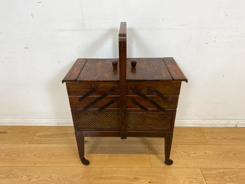 Klein aber oho! Schöner ausklappbarer antiker Nähkorb auf Rollen mit Wiener Geflecht I Nähkommode Nähkasten Truhe Beistelltisch Schmuckkasten Chippendale Vintage Art Deco I