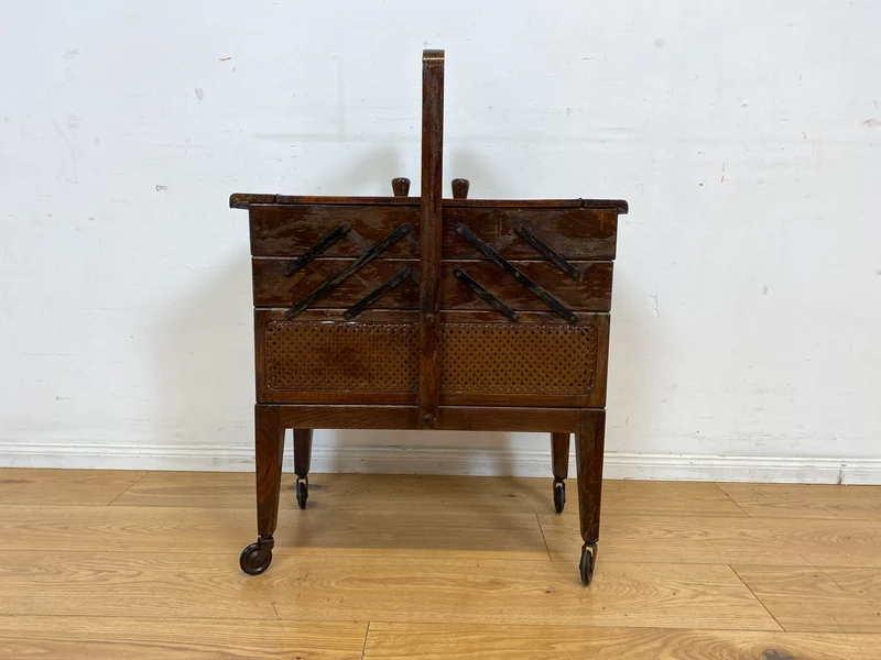 Klein aber oho! Schöner ausklappbarer antiker Nähkorb auf Rollen mit Wiener Geflecht I Nähkommode Nähkasten Truhe Beistelltisch Schmuckkasten Chippendale Vintage Art Deco I