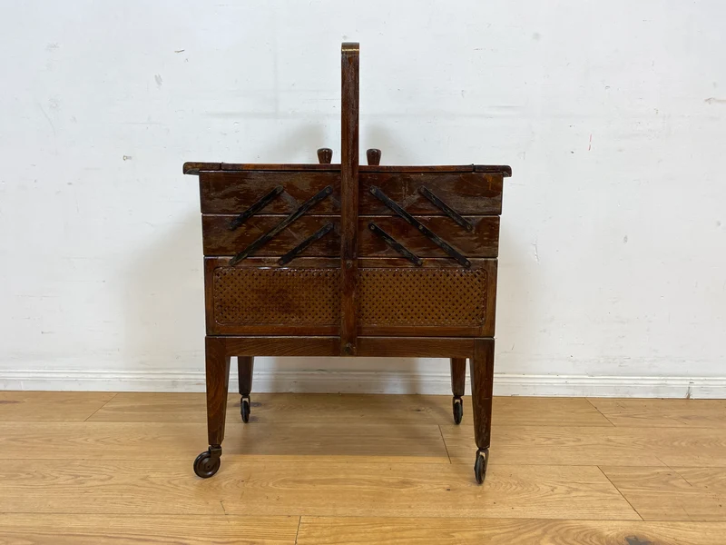 Klein aber oho! Schöner ausklappbarer antiker Nähkorb auf Rollen mit Wiener Geflecht I Nähkommode Nähkasten Truhe Beistelltisch Schmuckkasten Chippendale Vintage Art Deco I