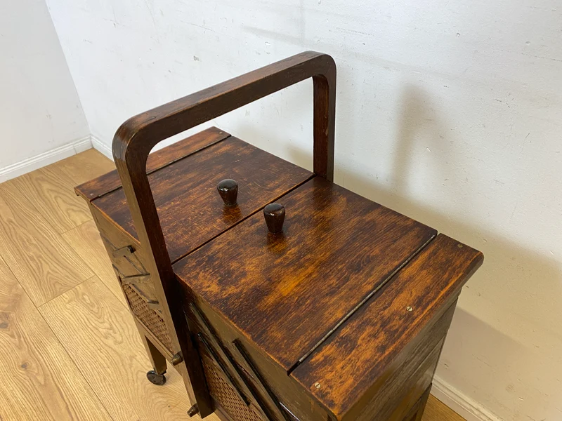 Klein aber oho! Schöner ausklappbarer antiker Nähkorb auf Rollen mit Wiener Geflecht I Nähkommode Nähkasten Truhe Beistelltisch Schmuckkasten Chippendale Vintage Art Deco I