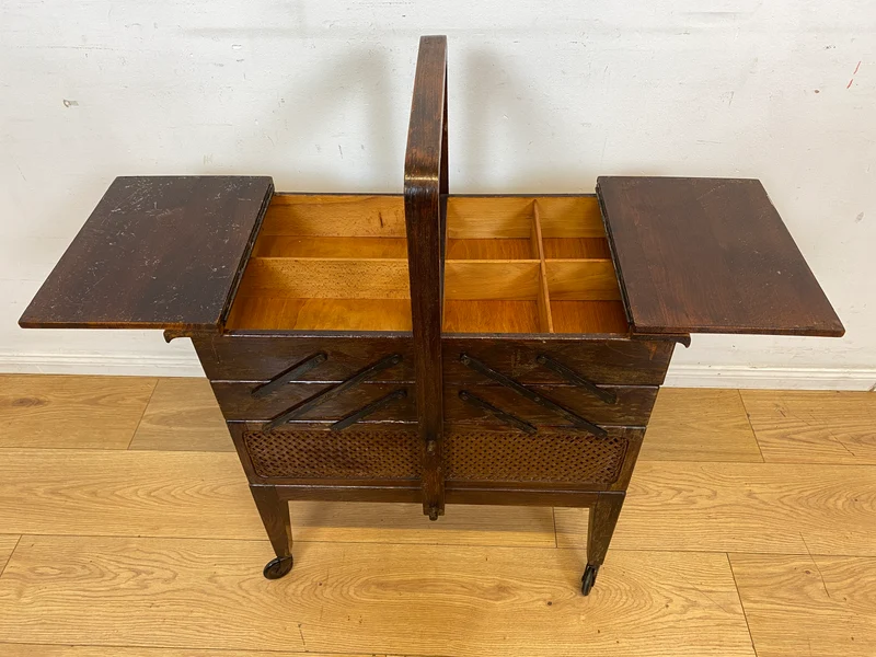 Klein aber oho! Schöner ausklappbarer antiker Nähkorb auf Rollen mit Wiener Geflecht I Nähkommode Nähkasten Truhe Beistelltisch Schmuckkasten Chippendale Vintage Art Deco I