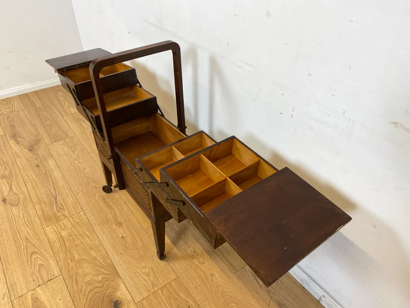 Klein aber oho! Schöner ausklappbarer antiker Nähkorb auf Rollen mit Wiener Geflecht I Nähkommode Nähkasten Truhe Beistelltisch Schmuckkasten Chippendale Vintage Art Deco I