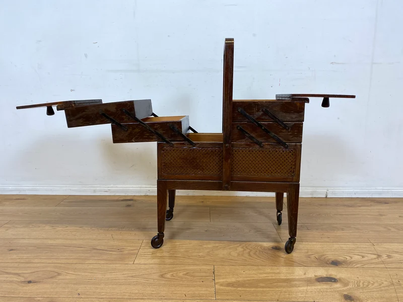 Klein aber oho! Schöner ausklappbarer antiker Nähkorb auf Rollen mit Wiener Geflecht I Nähkommode Nähkasten Truhe Beistelltisch Schmuckkasten Chippendale Vintage Art Deco I