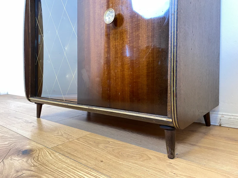 Formschöne dunkle 50er Jahre Barkommode mit Schiebetüren , Originalglas und Messingbeschlag I Bar Barschrank Vitrine Kommode Sideboard Rockabilly Mid-Century Vintage 60er I