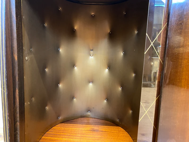 Formschöne dunkle 50er Jahre Barkommode mit Schiebetüren , Originalglas und Messingbeschlag I Bar Barschrank Vitrine Kommode Sideboard Rockabilly Mid-Century Vintage 60er I