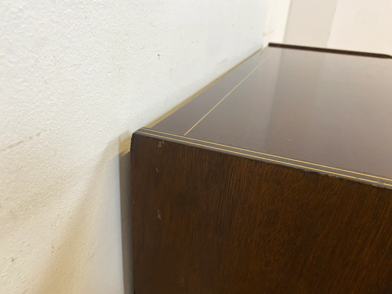 Formschöne dunkle 50er Jahre Barkommode mit Schiebetüren , Originalglas und Messingbeschlag I Bar Barschrank Vitrine Kommode Sideboard Rockabilly Mid-Century Vintage 60er I