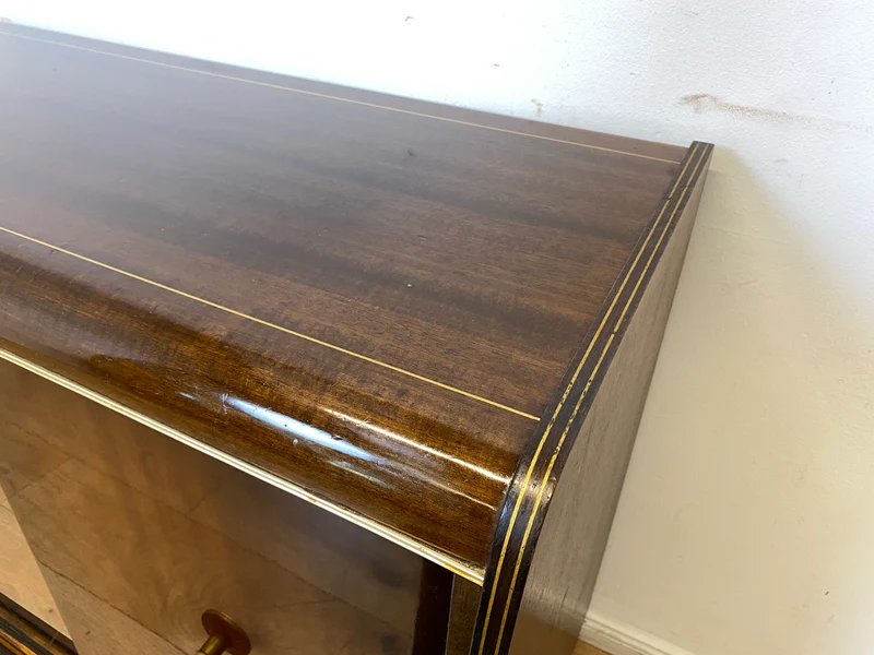 Formschöne dunkle 50er Jahre Barkommode mit Schiebetüren , Originalglas und Messingbeschlag I Bar Barschrank Vitrine Kommode Sideboard Rockabilly Mid-Century Vintage 60er I